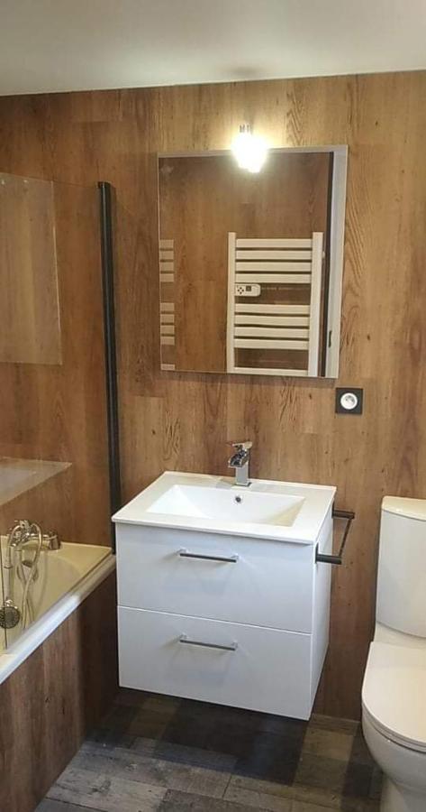Sejour Au Jardin De Cupidon Avec Jacuzzi Et Sauna Balbigny Kültér fotó