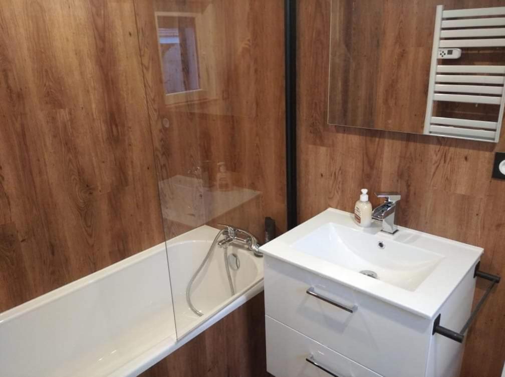 Sejour Au Jardin De Cupidon Avec Jacuzzi Et Sauna Balbigny Kültér fotó